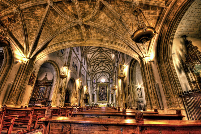 Обои картинки фото интерьер, убранство, роспись, храма, ламппы, свод, арки