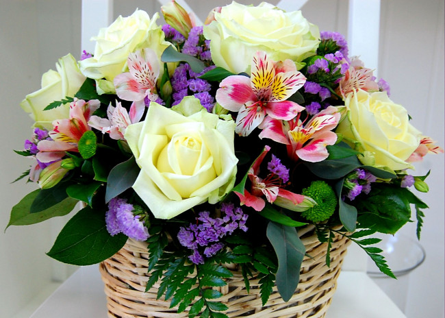 Обои картинки фото цветы, букеты, композиции, корзина, хризантема, роза, альстромерия