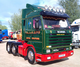 Картинка scania автомобили scania+ выставка улица грузовые швеция ab судовые дизельные двигатели автобусы