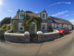 Картинка города -+здания +дома улица дом машина цветы забор