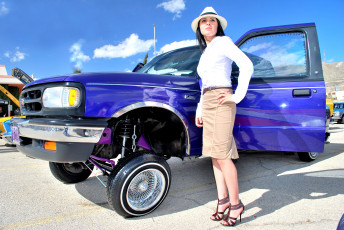 Картинка автомобили авто+с+девушками синий туфли шляпа