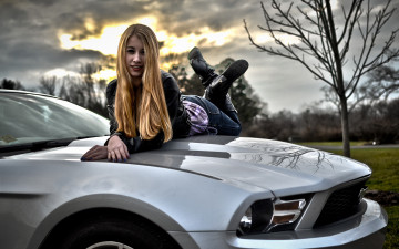 Картинка автомобили авто+с+девушками белый мустанг