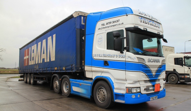 Обои картинки фото scania, автомобили, scania , выставка, улица, грузовые, швеция, ab, судовые, дизельные, двигатели, автобусы