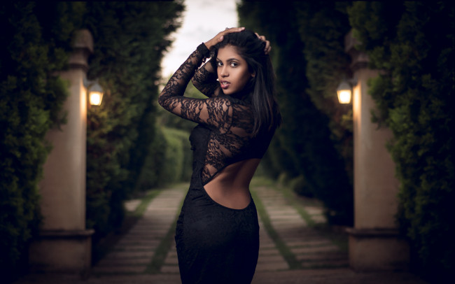 Обои картинки фото девушки, -unsort , брюнетки,  шатенки, вечер, фонари, парк, фигура, поза, жест