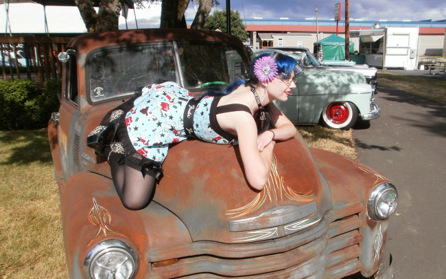 Обои картинки фото автомобили, авто с девушками, цветок