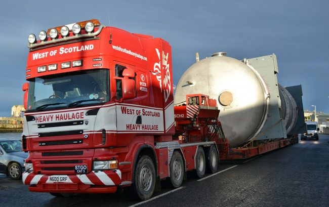 Обои картинки фото scania, автомобили, scania , выставка, улица, грузовые, швеция, ab, судовые, дизельные, двигатели, автобусы