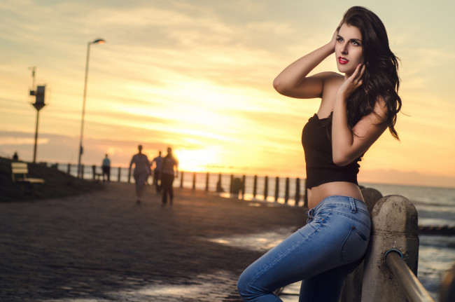 Обои картинки фото девушки, -unsort , брюнетки,  шатенки, океан, закат, набережная, девушка