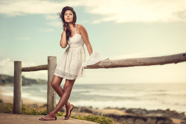 Обои картинки фото девушки, -unsort , брюнетки,  шатенки, девушка, ограда, океан, платье, взгляд