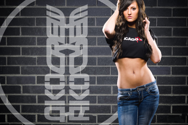 Обои картинки фото девушки, -unsort , брюнетки,  шатенки, фигура, майка, джинсы, взгляд, жест