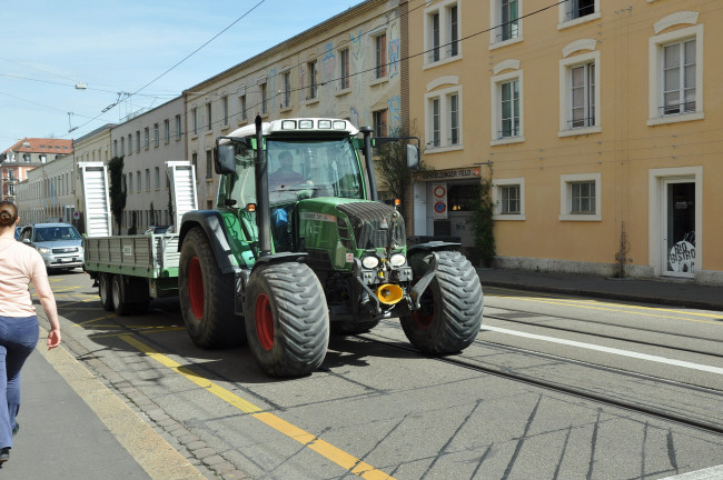 Обои картинки фото техника, тракторы, город, улица, трактор