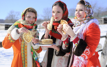 Картинка праздничные масленица три молодые красивые девушки с блинами на масленицу