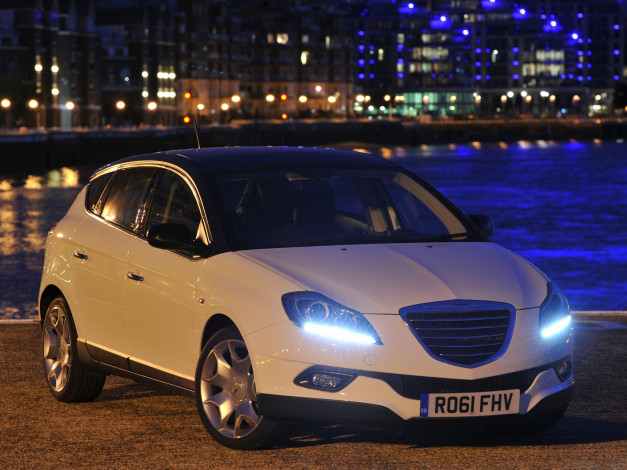 Обои картинки фото chrysler delta 2011, автомобили, chrysler, delta, 2011, белый