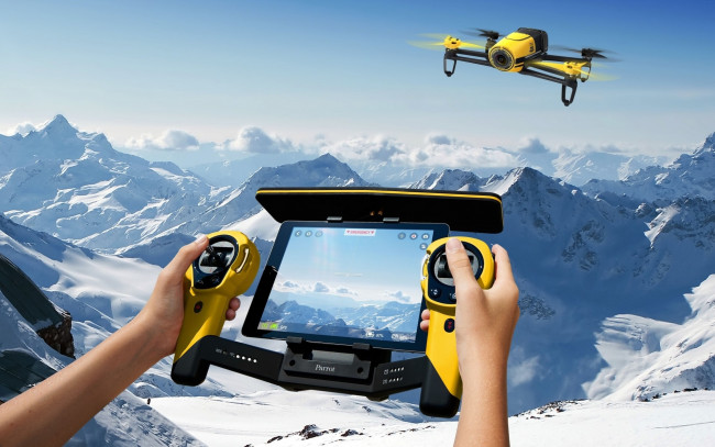 Обои картинки фото авиация, другое, небо, горы, снег, дрон, пульт, руки, управление, полет