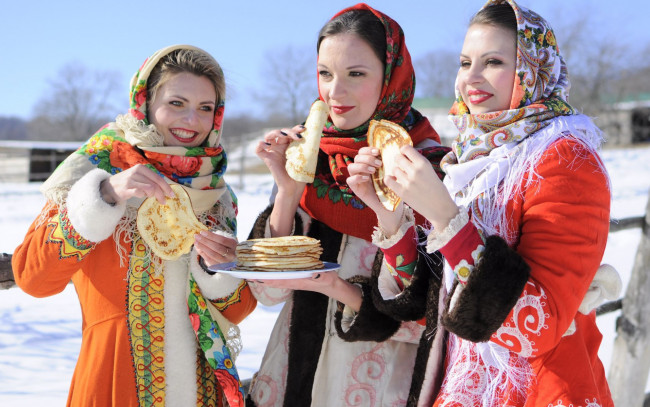 Обои картинки фото праздничные, масленица, три, молодые, красивые, девушки, с, блинами, на, масленицу