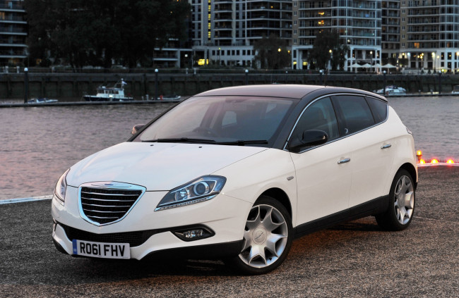 Обои картинки фото chrysler delta 2011, автомобили, chrysler, delta, 2011, белый