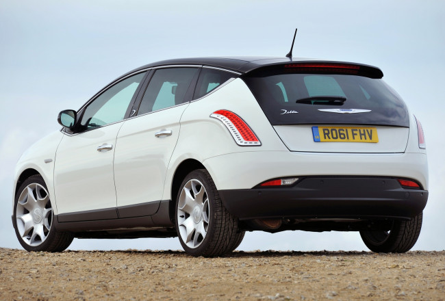 Обои картинки фото chrysler delta 2011, автомобили, chrysler, delta, 2011, белый