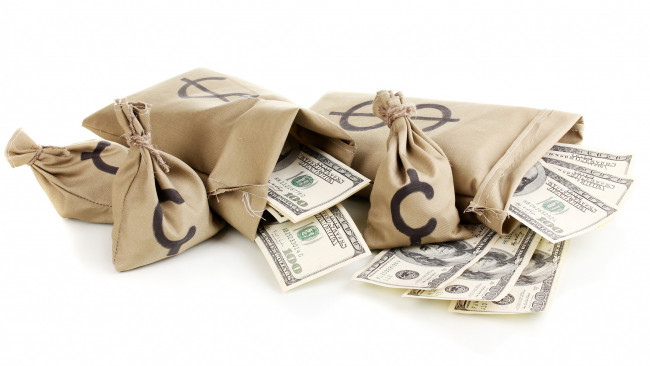 Обои картинки фото разное, золото,  купюры,  монеты, деньги, белый, фон, доллары, мешки, валюта, купюры, банкноты