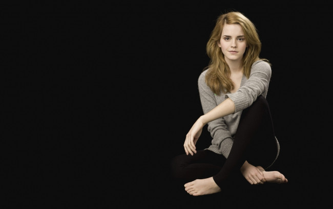 Обои картинки фото девушки, kristen stewart, актриса, леггинсы, свитер, блондинка