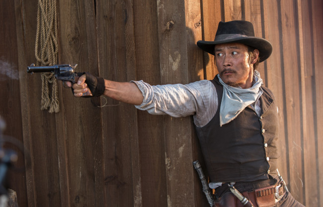 Обои картинки фото magnificent seven, кино фильмы, the magnificent seven, ковбой, револьвер, стена
