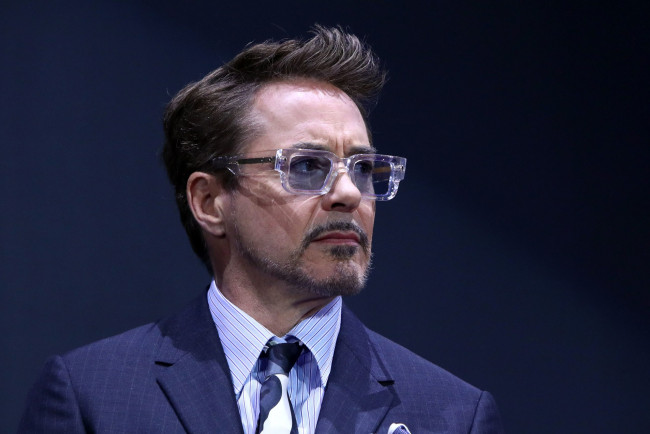 Обои картинки фото мужчины, robert downey jr, актер, очки, костюм