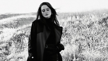 Картинка девушки madelaine+petsch плащ поле черно-белая