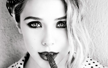 Картинка девушки elizabeth+olsen монохром