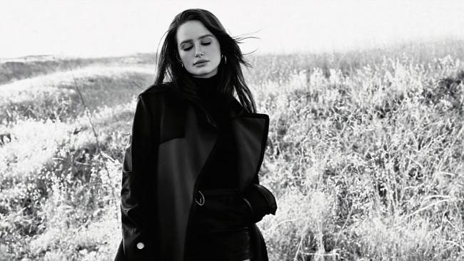 Обои картинки фото девушки, madelaine petsch, плащ, поле, черно-белая