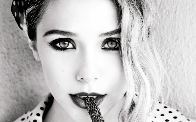 Обои картинки фото девушки, elizabeth olsen, монохром