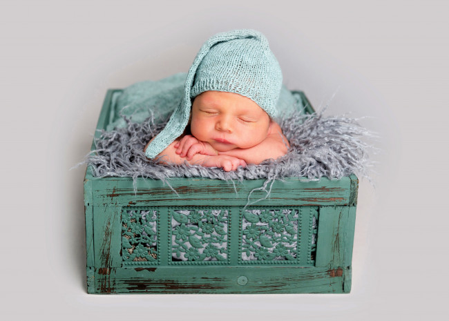 Обои картинки фото разное, дети, ребенок, шапка, ящик