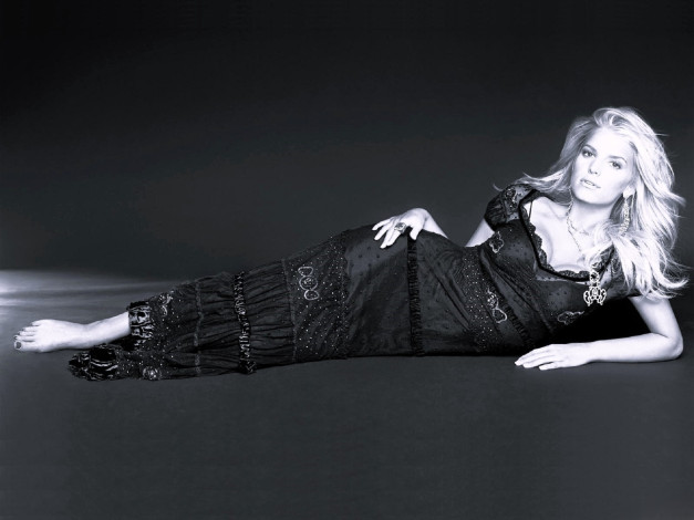 Обои картинки фото девушки, jessica simpson, черно-белая, блондинка, платье