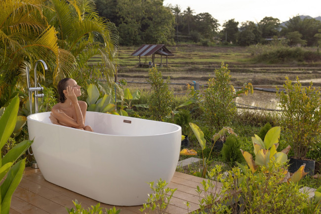 Обои картинки фото девушки, katya clover , катя скаредина, ванна, брюнетка, растения