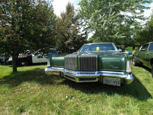 Картинка автомобили выставки уличные фото