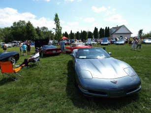 Картинка автомобили выставки уличные фото