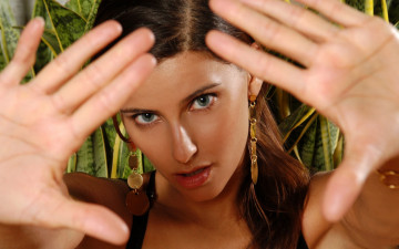 Картинка музыка nelly furtado серьги руки