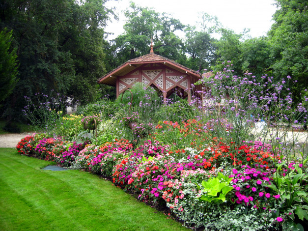 Обои картинки фото природа, парк, клумба, цветы, беседка
