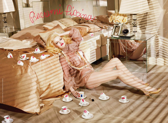 Обои картинки фото бренды, lavazza, девушка, кофе