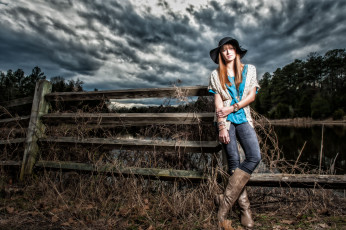 Картинка -Unsort+Блондинки девушки unsort блондинки шляпа сапоги забор