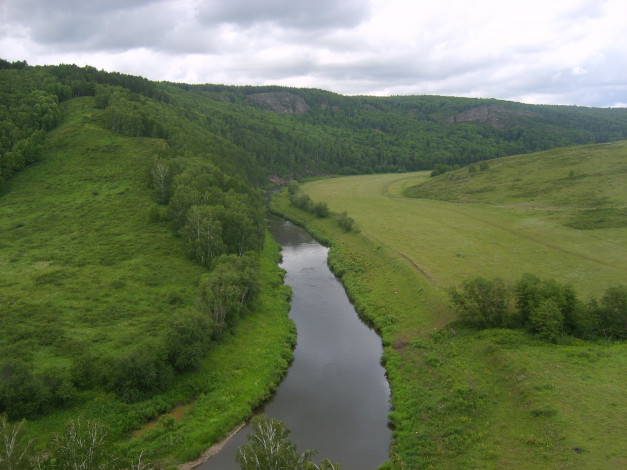 Обои картинки фото природа, реки, озера, облака, деревья, река, горы, трава