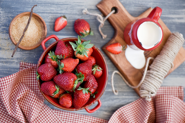 Обои картинки фото еда, клубника, земляника, сахар, посуда