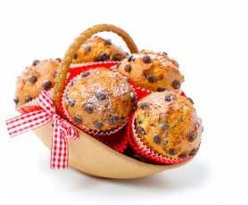 Картинка еда пирожные +кексы +печенье белый фон корзинка кексы изюм