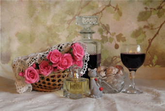 Картинка еда натюрморт наливка печенье розы котик