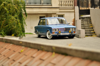 Картинка автомобили ваз дом ступени голубая жигули лада 2103 двери лестница деревья двор особняк