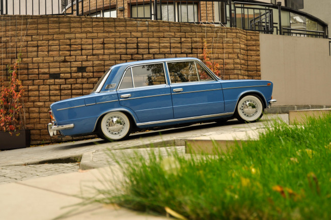 Обои картинки фото автомобили, ваз, особняк, ступени, 2103, дом, жигули, голубой, улица, лада, трава