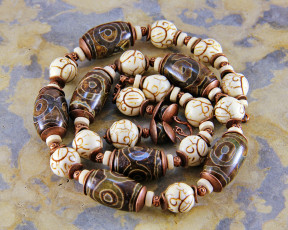 Картинка разное украшения +аксессуары +веера бусы серьги ожерелье бижутерия украшение фон