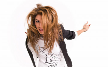 Картинка gabriella+cilmi девушки девушка прыжок радость браслет украшения футболка жакет беспорядок