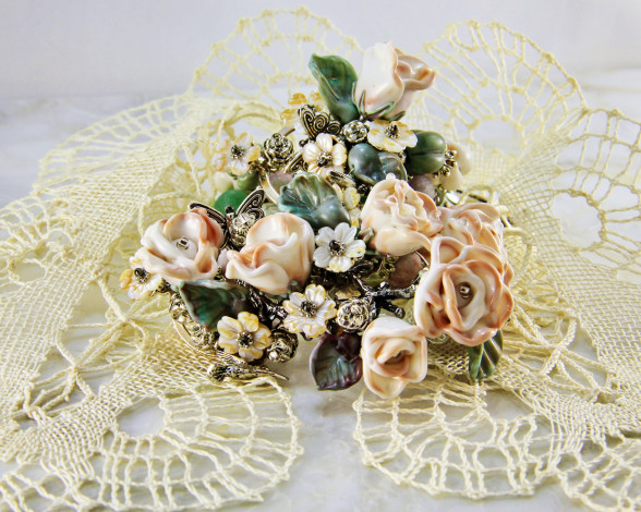 Обои картинки фото разное, украшения,  аксессуары,  веера, бижутерия, украшение, бусы, серьги, фон, ожерелье