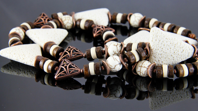 Обои картинки фото разное, украшения,  аксессуары,  веера, ожерелье, бусы, бижутерия, фон, серьги, украшение