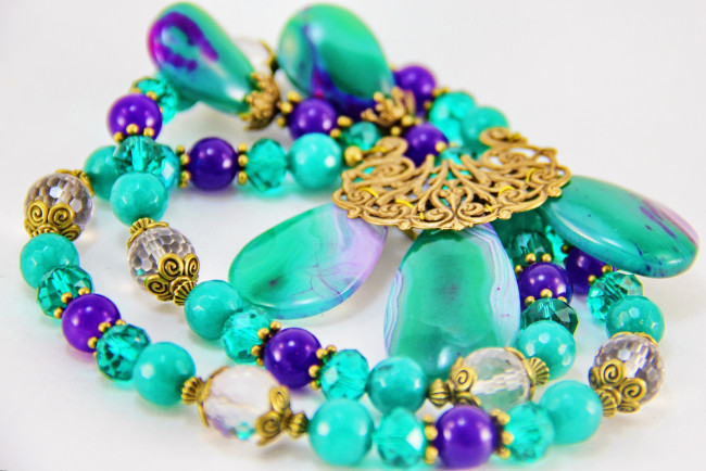 Обои картинки фото разное, украшения,  аксессуары,  веера, бусы, серьги, ожерелье, бижутерия, украшение, фон