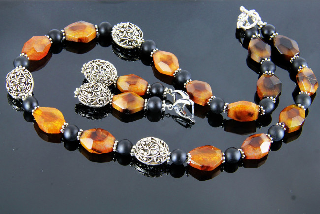 Обои картинки фото разное, украшения,  аксессуары,  веера, бусы, серьги, ожерелье, бижутерия, украшение, фон