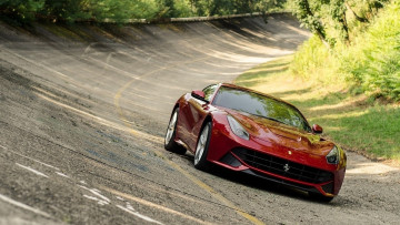 Картинка автомобили ferrari трасса наклон поворот феррари красный